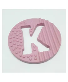 عضاضة سيليكون على شكل قرص مطبوع عليه حرف K من وان.تشو.ثري - وردي