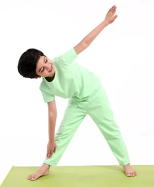 Honeyhap Stretchable Solid Half Sleeves Tee and Track Pants Set - Green