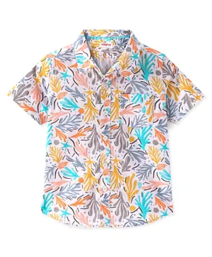 بيبي هاغ - قميص بأكمام نصفية منسوج من القطن 100% بطبعة أشكال مجردة - متعدد الألوان