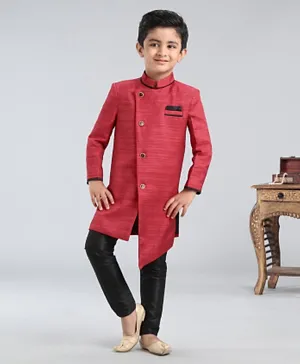 بيبي هاغ شيرواني أحمر بأكمام طويلة وتصميم غير متماثل مع جيب ربطة عنق