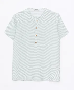 قميص إل سي وايكيكي بياقة جودج مخطط بأكمام قصيرة - لون أخضر بحري