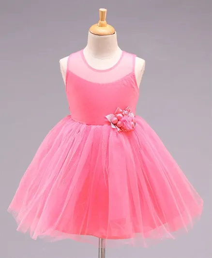 بيبي هاغ فستان حفلات براق بدون أكمام وبتصميم واسع ومزين بكورساج - وردي