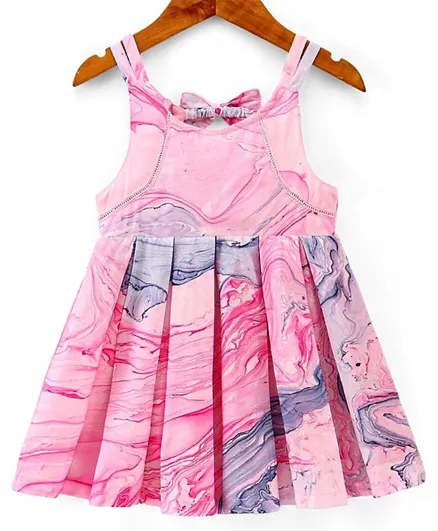 فستان بيبي هاغ القطني المنسوج بدون أكمام مع تطبيقة فيونكة وطبعة رخامية - وردي
