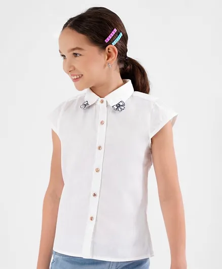 قميص بريمو جينو بأكمام قصيرة من القطن الخالص مع تطريز على الياقة لون سادة - أبيض