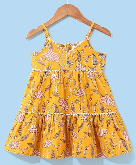 بيبي هاغ فستان إثني مطبوع من القطن المنسوج بتفاصيل ترتر و تصميم متداخل - أصفر