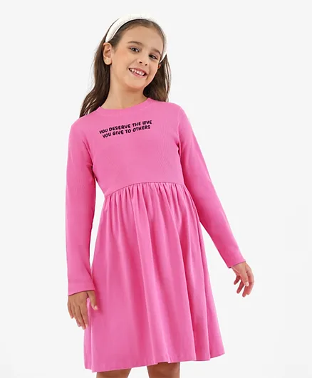 فستان بريمو جينو بأكمام طويلة من القطن الإيلاستين مع طباعة ناعمة على الصدر - وردي