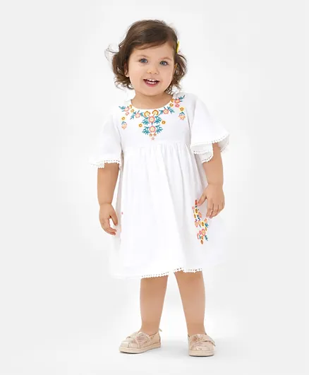 بونفينو فستان بأكمام نصفية وخليط قطني مع تطريز بنقوش الأزهار - أبيض