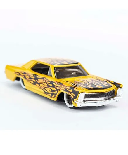 Maisto Die Cast 1:64 Scale Maisto Design Outlaws 1965 Buick Riviera - Black & Yellow