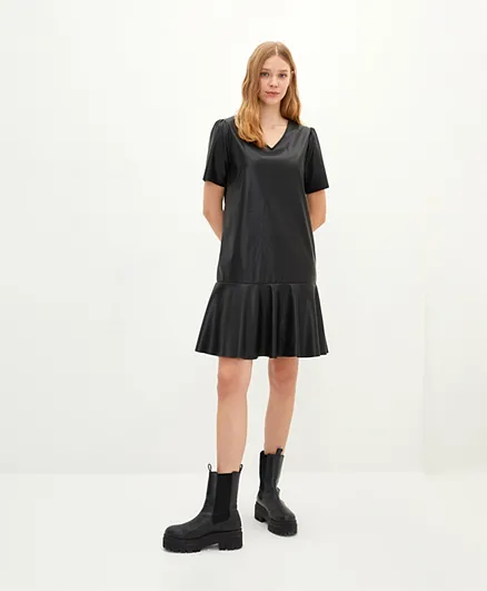 إل سي وايكيكي فستان برقبة على شكل V وتنورة مستقيمة بكشكش - أسود