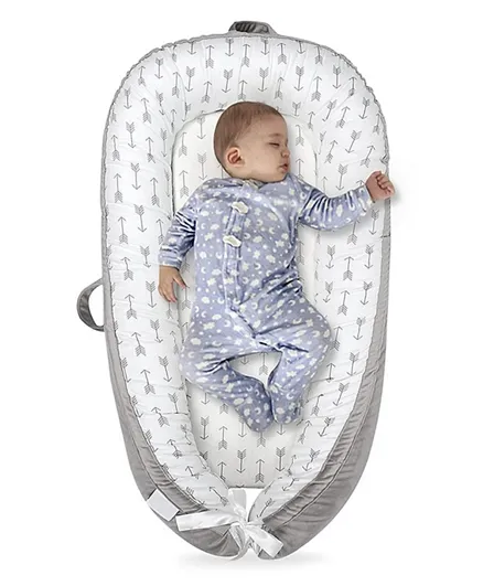 ليتل ستوري - سرير مريح لحديثي الولادة مصنوع من الألياف الناعمة القابلة للتنفس - رمادي غامق